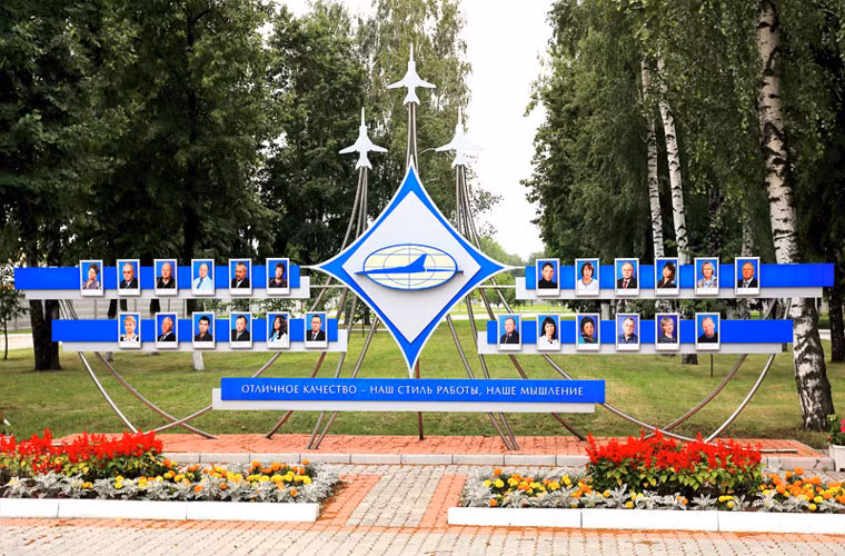 Khu trưng bày các gương mặt ưu tú của nhà máy được đặc bên ngoài.