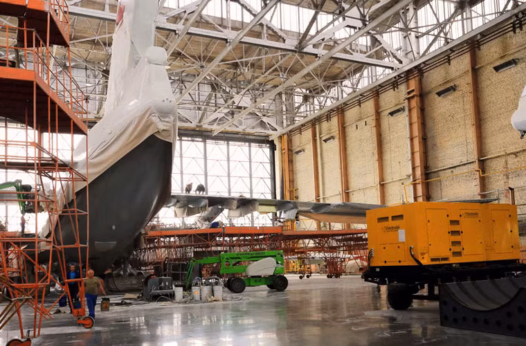 Còn đây là máy bay vận tải Il-76 đang được đại tu, sửa chữa lớn.