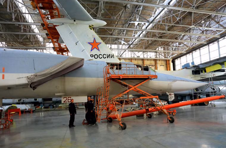 Một chiếc máy bay ném bom chiến lược Tu-22M3 đang được nâng cấp tại nhà máy.
