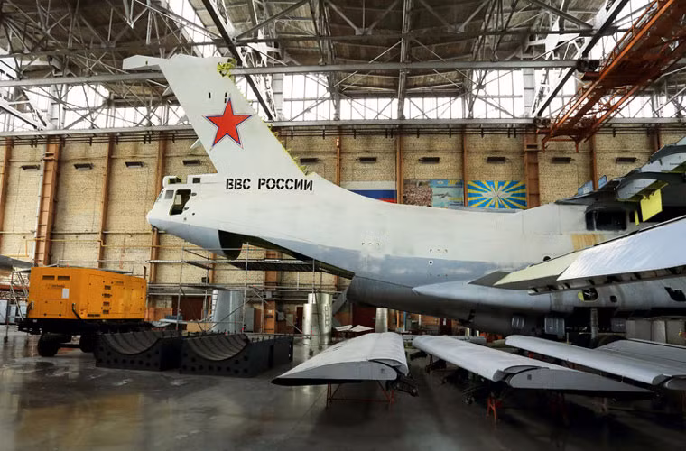 Các bộ phận của Il-76 được tháo dời để sửa chữa, nâng cấp tại nhà máy 360.