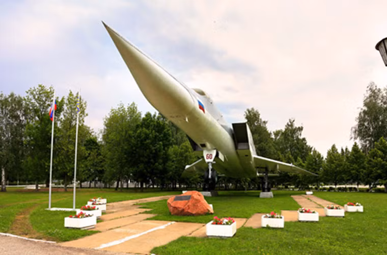 Nhà máy sửa chữa máy bay 360 là nơi hiện đại hóa, nâng cấp, sửa chữa, bảo trì máy bay ném bom Nga cỡ lớn và các loại máy bay vận tải "khổng lồ". Ảnh máy bay ném bom Tu-22M3 đặt ở khu vực đài tưởng niệm ngoài nhà máy.