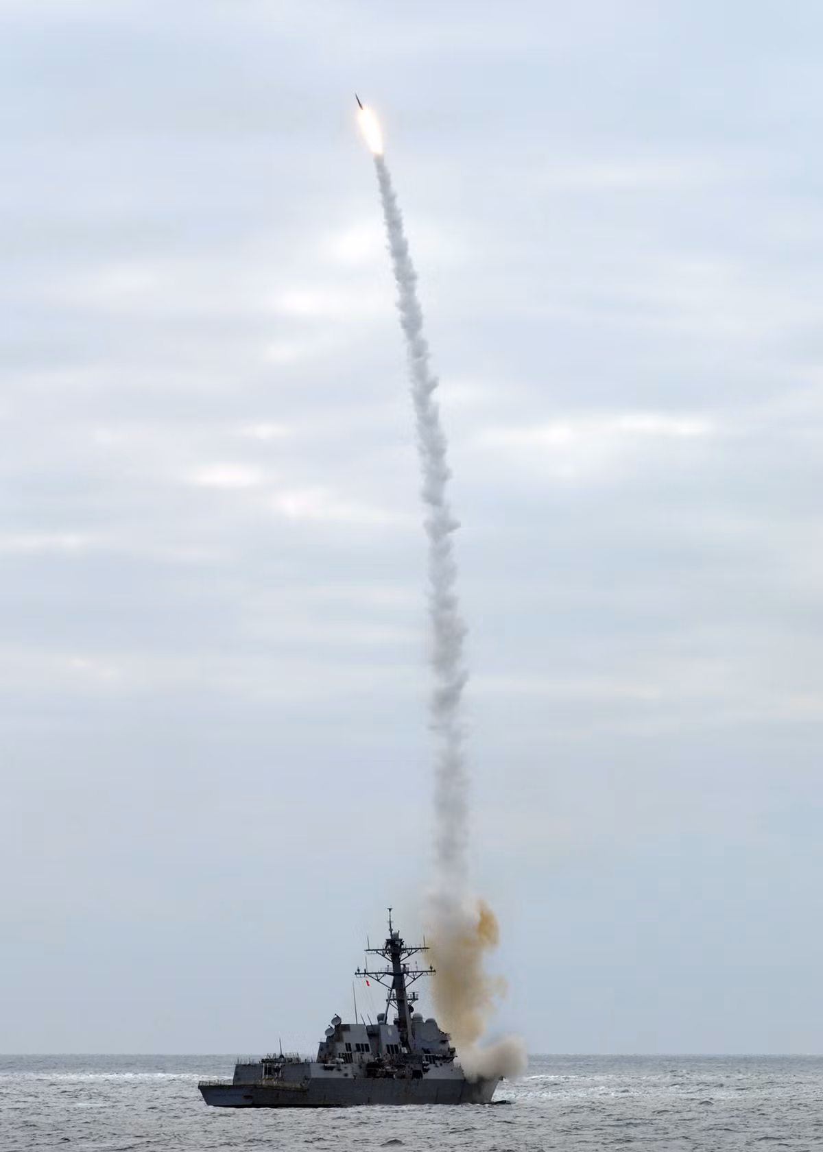 Tên lửa đối không SM-2 nặng khoảng 1,3 tấn, dài 8m, sải cánh 1,57mm, đạt tầm bắn 120-185km tùy biến thể và độ cao bắn chặn 24,4km.