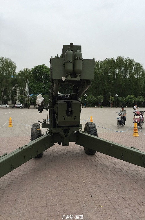 Mặc dù sử dụng nòng pháo 125mm nhưng chiều dài pháo thế hệ mới của Trung Quốc lại lớn hơn nhiều so với các mẫu pháo 120mm/125mm thông thường, bên cạnh đó bộ phận khóa nòng của nó cũng được thiết kế lớn hơn. Ảnh chụp phía sau của siêu pháo 125mm thế hệ mới của Trung Quốc.