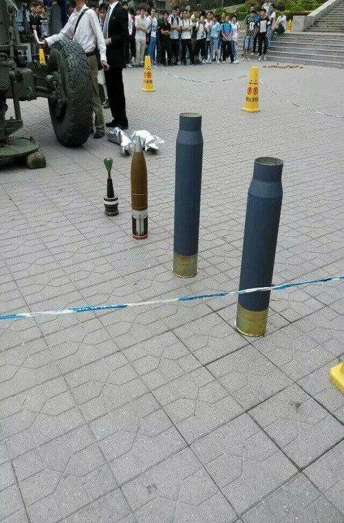 Trong ảnh là một số mẫu đầu đạn và vỏ đạn pháo 125mm được thiết kế dành riêng siêu pháo 125mm. Theo đó nhiều khả năng mẫu pháo này có thể được phát triển dành cho một mẫu xe tăng thế hệ mới của Trung Quốc tuy nhiên nó cũng được đánh giá là cũng có thể sử dụng như một pháo phòng không hoặc hải pháo chính.