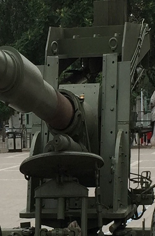 Dù có kích thước khá lớn nhưng nguyên mẫu của khẩu pháo 125mm này lại là một dòng pháo kéo và rất khó để có thể triển khai mẫu pháo này trên mặt đất. Trong ảnh là phía trước của pháo 125mm với thiết kế khá đơn giản, một điểm khác biệt nữa của pháo 125mm Trung Quốc là việc nó không được trang bị tấm chắn chống đạn vốn được lắp sẵn trên các mẫu pháo kéo thông thường.