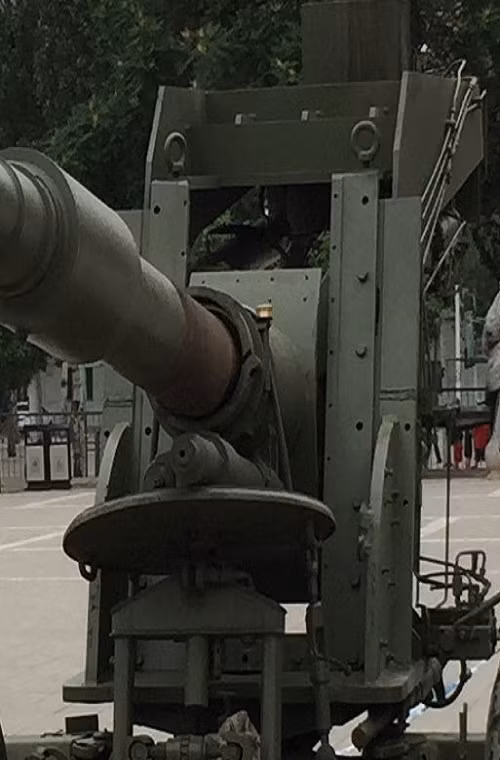 Dù có kích thước khá lớn nhưng nguyên mẫu của khẩu pháo 125mm này lại là một dòng pháo kéo và rất khó để có thể triển khai mẫu pháo này trên mặt đất. Trong ảnh là phía trước của pháo 125mm với thiết kế khá đơn giản, một điểm khác biệt nữa của pháo 125mm Trung Quốc là việc nó không được trang bị tấm chắn chống đạn vốn được lắp sẵn trên các mẫu pháo kéo thông thường.