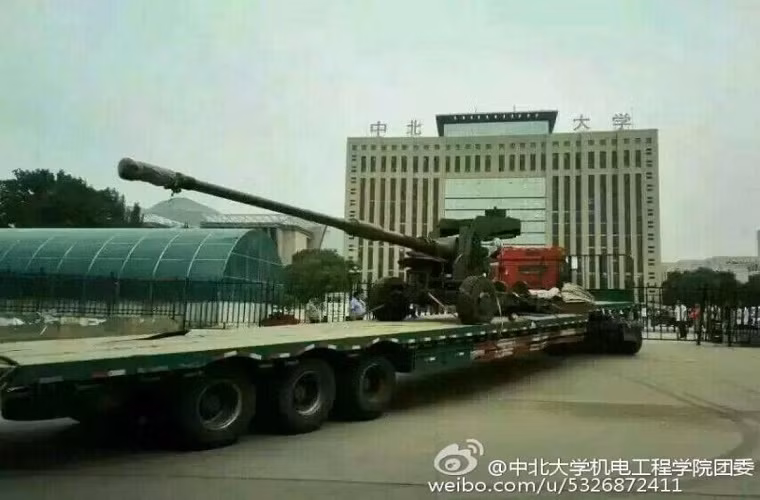 Hình ảnh siêu pháo 125mm của Trung Quốc được vận chuyển bằng xe đầu kéo hạng nặng.