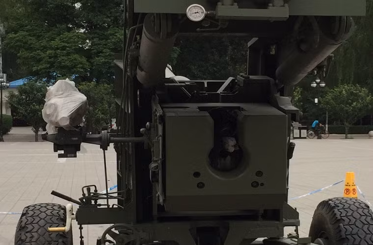 Cận cảnh bệ khóa nòng của siêu pháo 125mm, bên trái bệ khóa nòng là thước ngắm dẫn bắn cơ khí của mẫu pháo này nhưng nó lại được bọc lại khá kỹ. Còn phía trên bệ khóa phòng hệ thống trục nâng thủy lực.