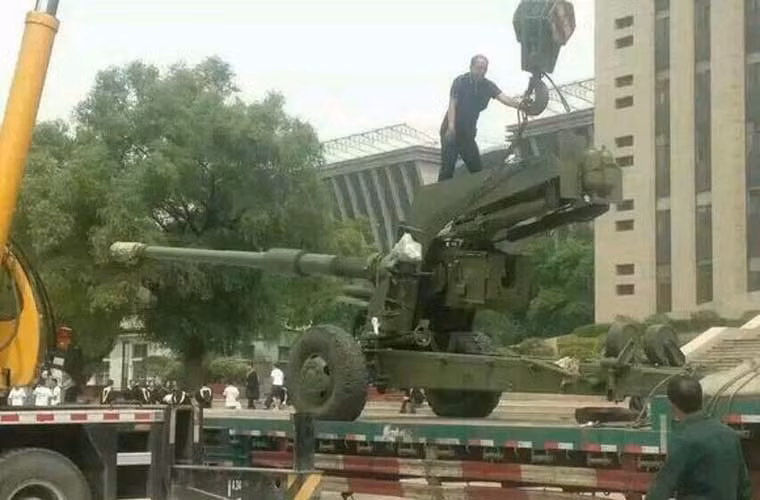 Còn lý giải về thiết kế đơn giản của nguyên mẫu siêu pháo 125mm này thì có thể là để tiết kiệm chi phí khi phát triển hoặc thử nghiệm trên thực địa. Trang mạng Sina còn cho biết thêm rằng, Trung Quốc phát triển mẫu pháo 125mm này với những công nghệ quốc phòng tiên tiến nhất và nó được giới thiệu là có khả năng tấn của các mục tiêu trên không lẫn mặt đất và chống tăng.