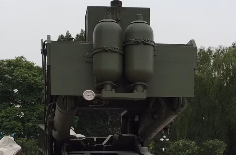 Trong ảnh là toàn bộ hệ thống trục nâng thủy lực của mẫu pháo 125mm này.