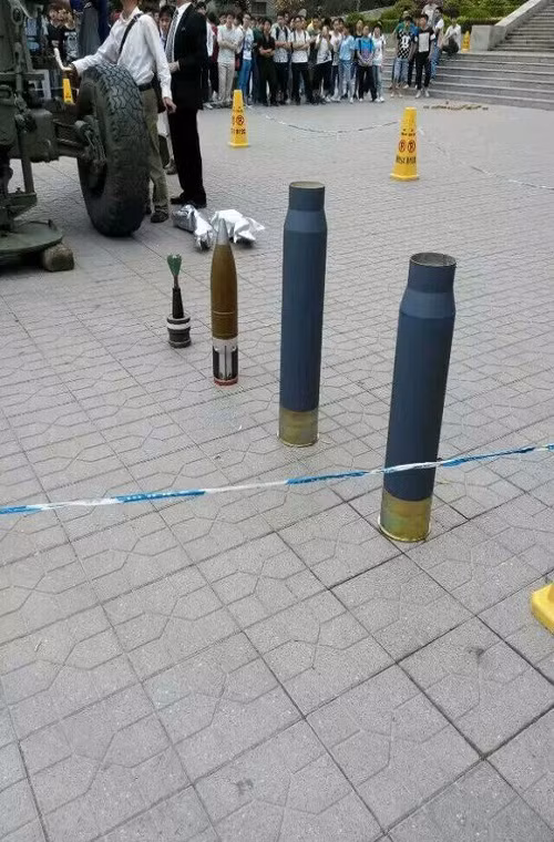 Trong ảnh là một số mẫu đầu đạn và vỏ đạn pháo 125mm được thiết kế dành riêng siêu pháo 125mm. Theo đó nhiều khả năng mẫu pháo này có thể được phát triển dành cho một mẫu xe tăng thế hệ mới của Trung Quốc tuy nhiên nó cũng được đánh giá là cũng có thể sử dụng như một pháo phòng không hoặc hải pháo chính.