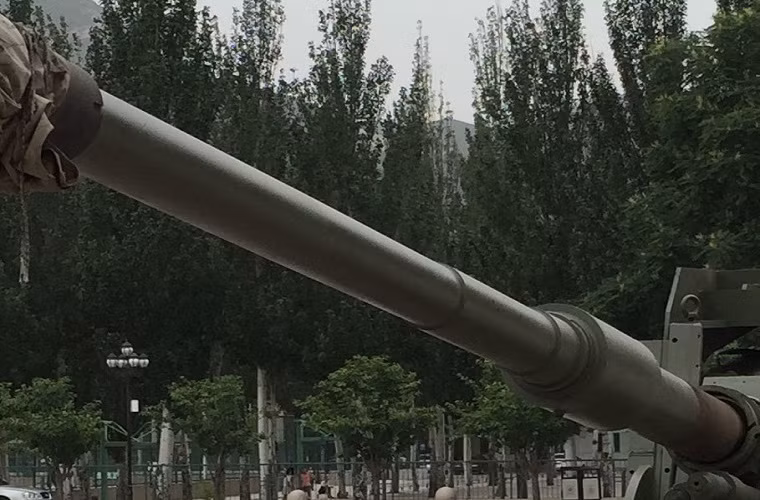 Dựa trên một số thông tin mà Sina công bố thì siêu pháo 125mm của Trung Quốc có sơ tốc đầu đạn lên tới hơn 2.000m/s với tầm bắn hơn 40km. Trong ảnh là cận cảnh một phần nòng pháo của siêu pháo 125mm.