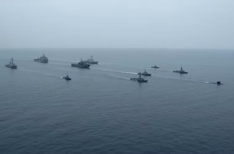 Hải quân Singapore không chỉ hoạt động trong vùng ven bờ của nước này, mà còn bắt đầu vươn ra các vùng biển khác trên thế giới. Nhất là trong hoạt động quân sự chung với lực lượng Hải quân Mỹ như trong Chiến tranh Iraq 2003, hoạt động chống cướp biển ở vịnh Aden cũng như hỗ trợ nhân đạo và khắc phục hậu quả thiên tai với các nước trong khu vực.