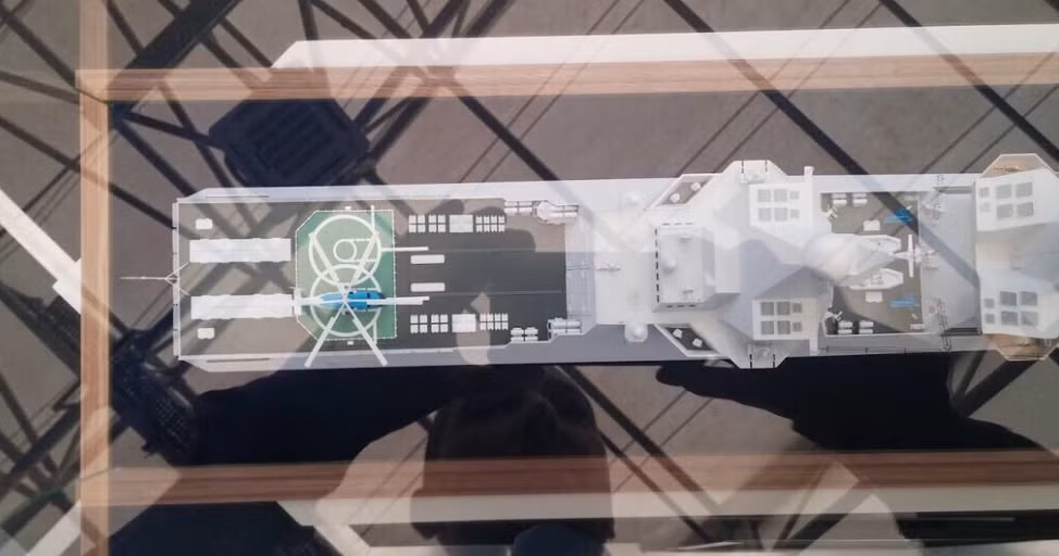 Phần đuôi của tàu là sân chứa hai trực thăng đặc nhiệm.