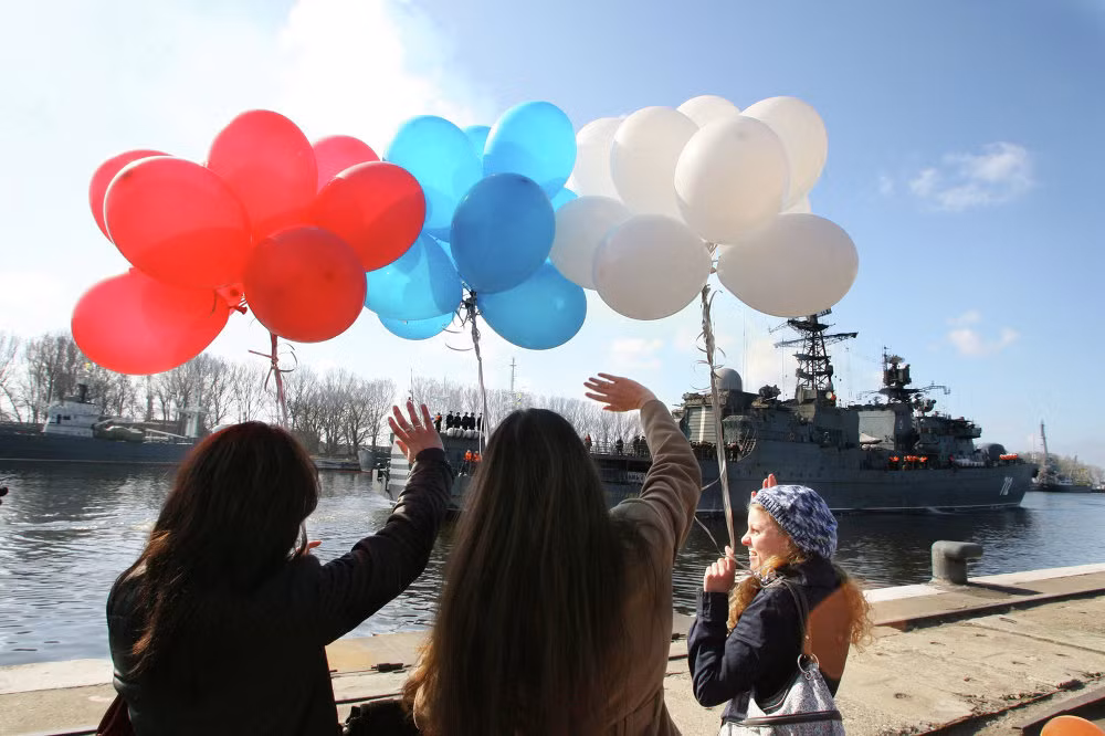 Trong Chiến tranh thế giới 1, tuy bị Hải quân Đức áp đảo, nhưng Hạm đội Baltic đã phá hủy được 100 chiến hạm của đối phương. Ảnh: các cô gái Nga chào đón tàu tuần tra Neustrashimy trở về căn cứ sau hành trình thám hiểm dài trên đại dương.