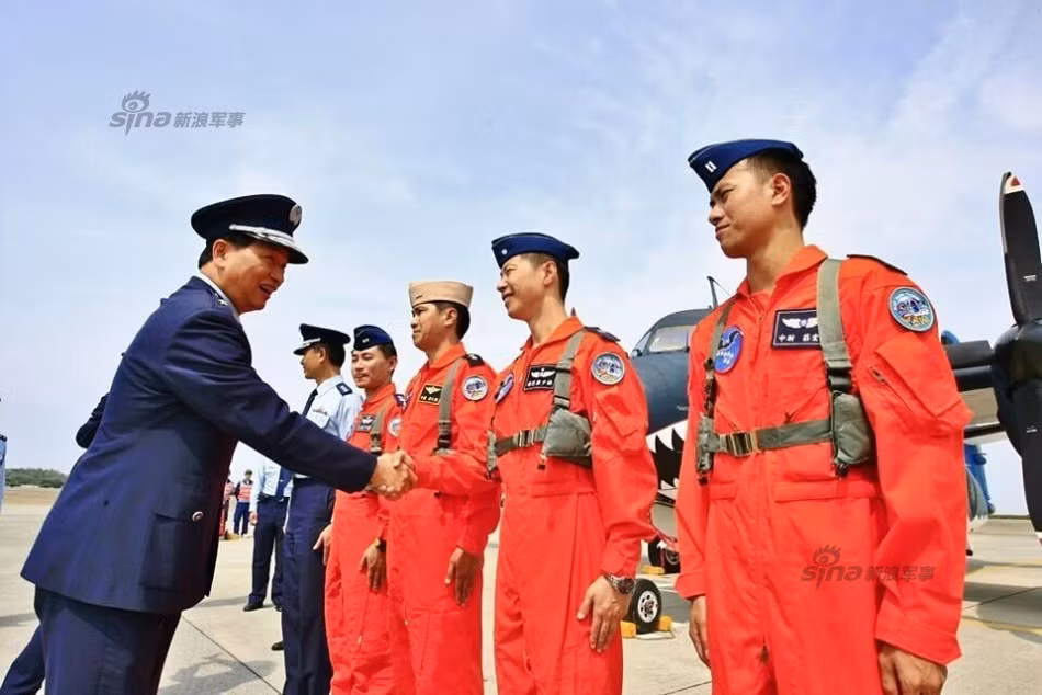 Máy bay có phi hành đoàn 4 người, được trang bị các loại vũ khí chống ngầm như ngư lôi, mìn và cả rocket ở giá treo dưới cánh.