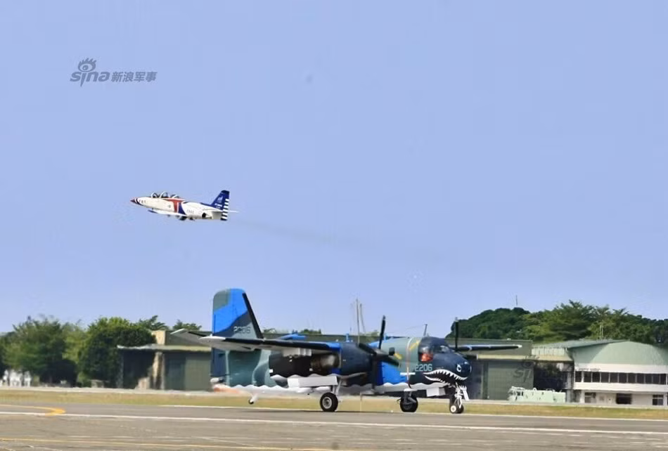 Chiếc máy bay săn ngầm S-2T đầu tiên được cho nghỉ hưu mang mã số 2206. Đây vốn là loại máy bay do hãng Northrop Grumman, Mỹ sản xuất.