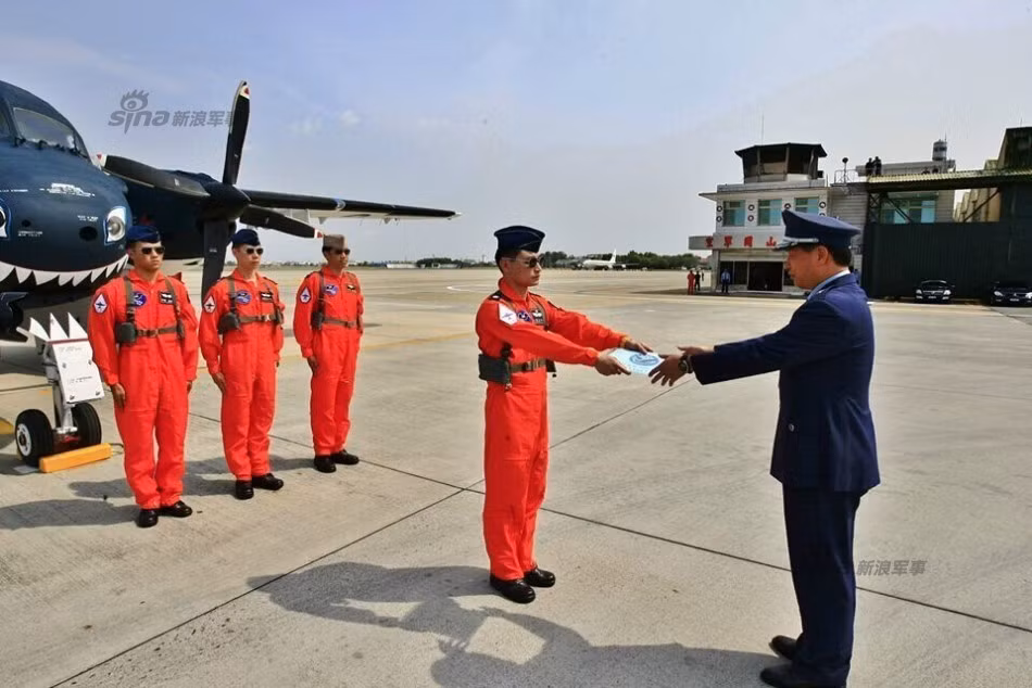 Tuy nhiên do đã trở nên lỗi thời nên máy bay S-2T hiện không còn được đánh giá cao. Trong ảnh phi đội lái S-2T mã số 2206 nhận quyết định cho máy bay nghỉ hưu.