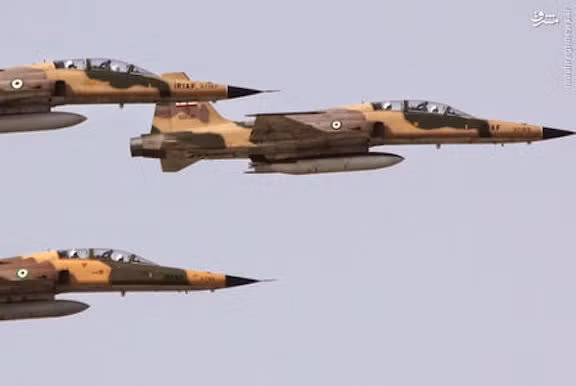 Ba máy bay chiến đấu ném bom khác thuộc loại Northrop F-5F Tiger II.