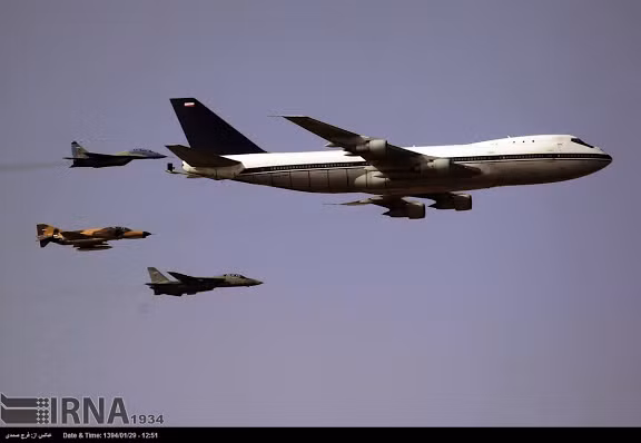 Cuộc duyệt binh kỷ niệm Ngày Quân đội có sự tham gia của nhiều loại vũ khí trên không và mặt đất. Trong ảnh, máy bay vận tải Boeing 747-131(SF) của Không quân Iran dẫn đầu một phi đội bay trên bầu trời Tehran ngày 19/4. Theo sau là máy bay tiêm kích MiG-29UB, F-14A Tomcat và F-4E Phantom II.