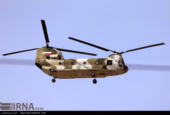Tham gia diễu binh trên không còn có trực thăng vận tải CH-47C Chinook.