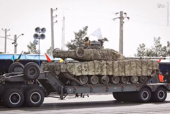 Không chỉ phô diễn sức mạnh không quân, Lục quân Iran còn huy động một loạt vũ khí chiến đấu mặt đất hiện đại do nước này nâng cấp hoặc tự sản xuất. Trong ảnh là xe tăng chủ lực Zulfiqar-3 được chở trên xe kéo chuyên dụng.