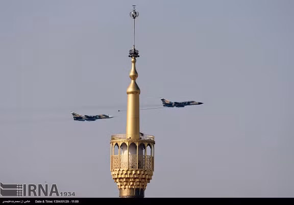 Hai máy bay Sukhoi Su-24MK đang thực hiện tiếp nhiên liệu trên không cho nhau..