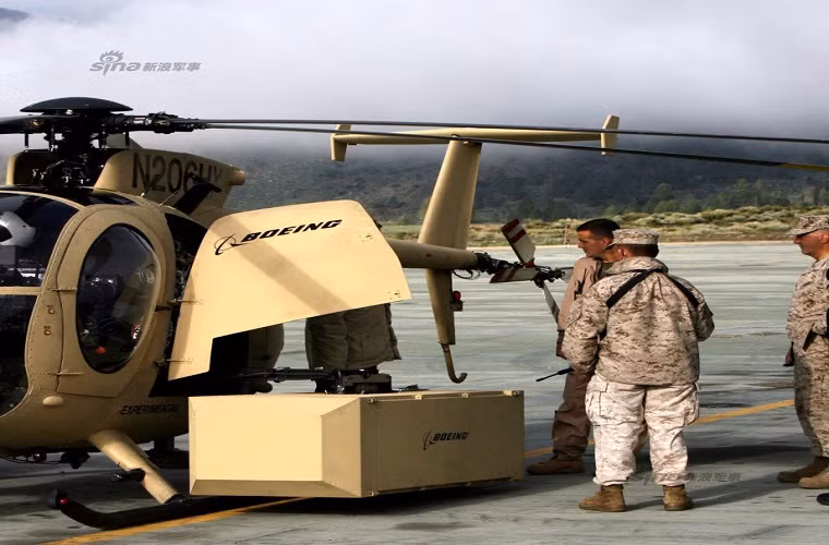 Trong ảnh là các binh sĩ thuộc Hải quân Mỹ đang kiểm tra lại một chiếc MH-6M không người lái trước một giờ bay thử nghiệm.