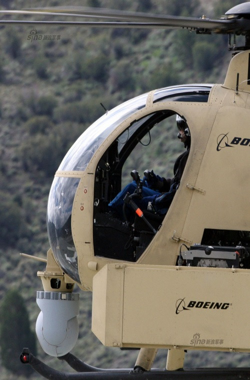 Trong ảnh là một chiếc MH-6M không người lái đang được Hải quân Mỹ thử nghiệm, tuy nhiên nó vẫn có một phi công phụ để đảm bảo an toàn khi bay.