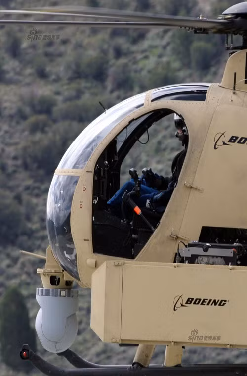 Trong ảnh là một chiếc MH-6M không người lái đang được Hải quân Mỹ thử nghiệm, tuy nhiên nó vẫn có một phi công phụ để đảm bảo an toàn khi bay.