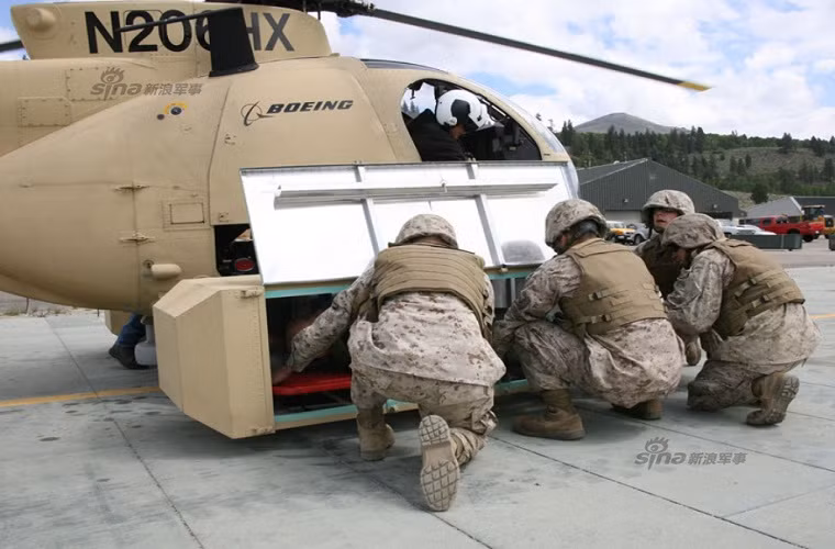 Cận cảnh cáng cứu thương của MH-6M với không gian đủ cho một binh sĩ.