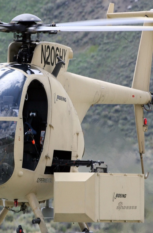 Cận cảnh một trong những cán cứu thương trên MH-6M với thiết kế hình hộp được bọc thép giúp bảo vệ binh sĩ trước tác động từ bên ngoài.