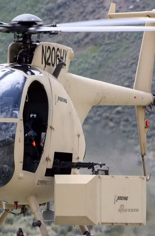 Cận cảnh một trong những cán cứu thương trên MH-6M với thiết kế hình hộp được bọc thép giúp bảo vệ binh sĩ trước tác động từ bên ngoài.