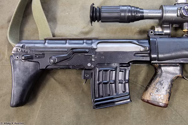 Phía sau hộp đạn là lẫy khóa băng đạn. Với thiết kế kiểu Bullpup, SVU-A có báng súng khá gắn, giảm chiều dài thân súng nhưng vẫn giữ được chiều dài nòng súng.