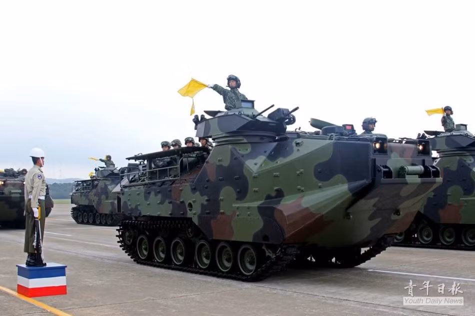 Còn đây là các xe bọc thép lội nước đổ bộ AAV7. Điểm khác biệt trong quân đội Đài Loan so với Trung Quốc là đa phần các thiết bị vũ khí tối tân nhất lại có nguồn gốc từ Mỹ.