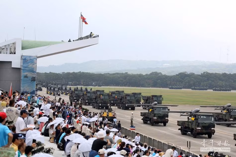 Các xe tải quân sự mang theo những máy bay không người lái.