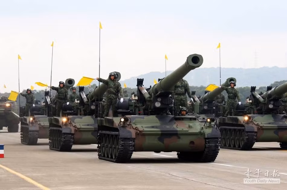 Đây vốn là loại pháo tự hành do Mỹ sản xuất sử dụng nòng pháo cỡ 203 mm, có khả năng bắn được nhiều loại đạn khác nhau với tầm bắn 29.100 mét.