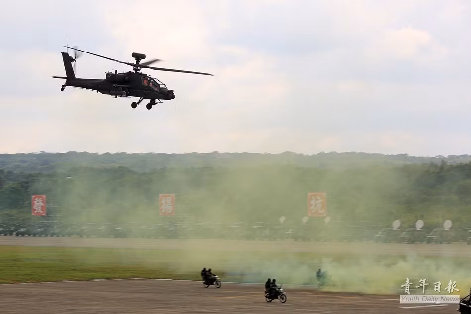 Trực thăng tấn công Apache phô diễn sức mạnh tại buổi duyệt binh.