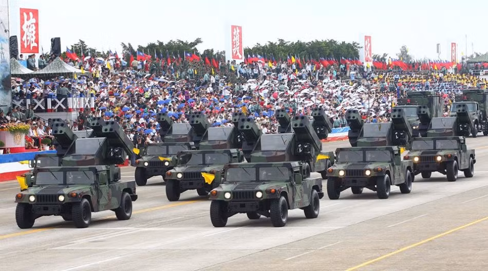 Tổ hợp phòng không tầm ngắn tự hành M-1097 Avenger tích hợp trên khung gầm xe Humvee với các ống phóng tên lửa Stinger.