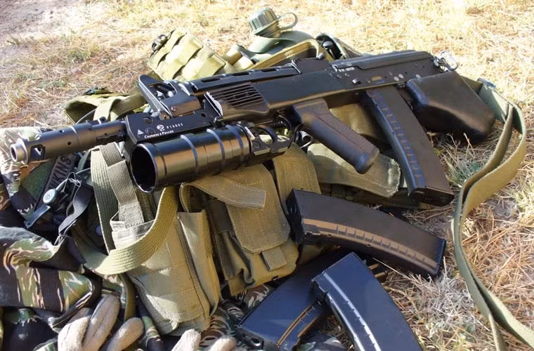 Về cơ bản, Vepr rất giống với AK-74 ngoại trừ điểm khác biệt là nó thiết kế theo kiểu súng bullpup, tức là vị trí lắp băng đạn và báng súng phía sau.