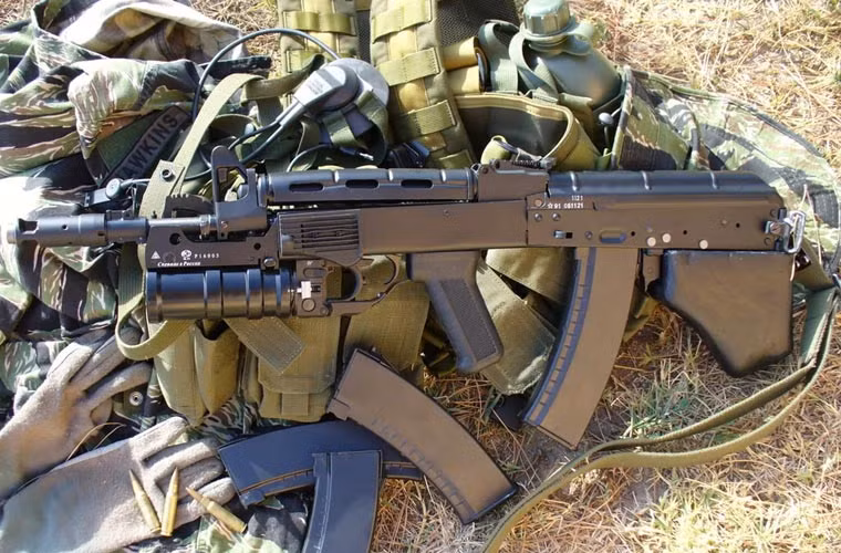 Nhờ bố trí băng đạn phía sau Vepr nhỏ gọn hơn nhiều so với AK-74. Theo giới thiệu từ nhà sản xuất, Vepr có nhiều cải tiến giúp súng hiệu quả hơn so với AK-74.