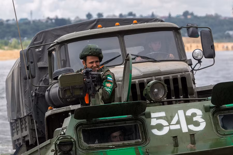 Xạ thủ trên xe luôn quan sát sẵn sàng bắn hạ kẻ địch.