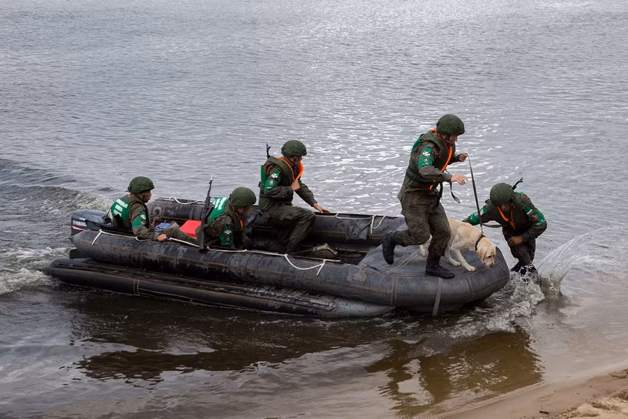 Họ sẽ phải vượt qua vùng nước rộng 300 mét và dài tới 1,8 km, chứa các chướng ngại vật giả định.
