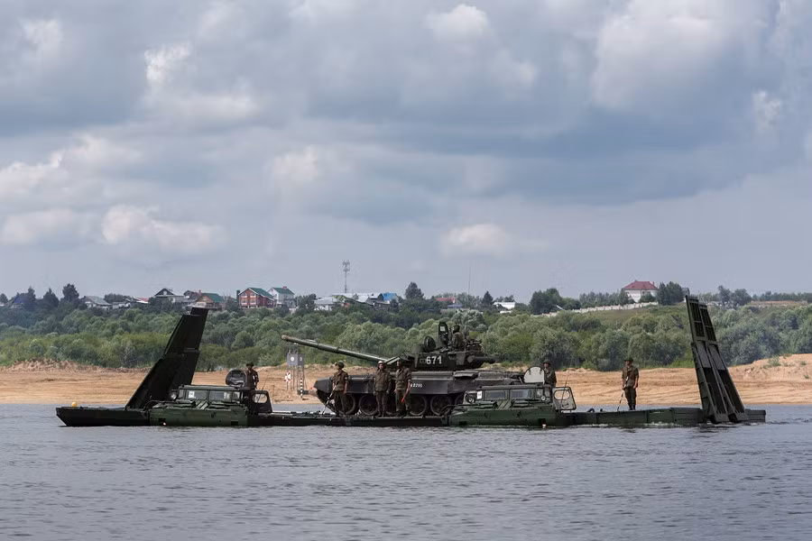 Phà tự hành đưa xe tăng T-72 vượt sông.