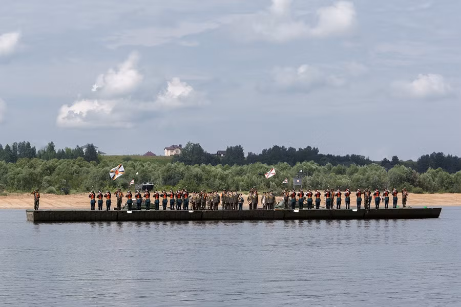 Các đơn vị này đã điều động những thiết bị tốt nhất của quân khu tới tham dự.