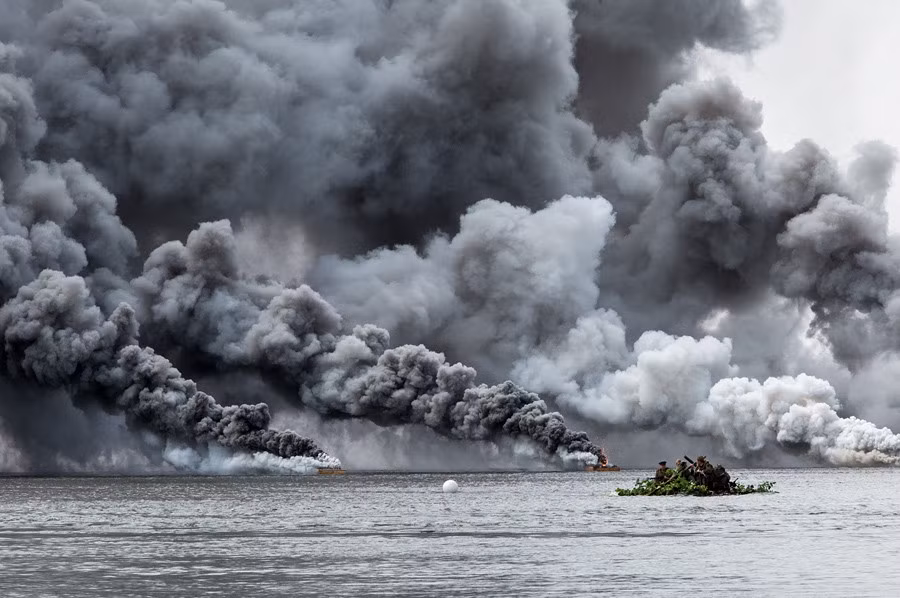 Lính công binh sẽ phải thể hiện khả năng vượt sông bằng thuyền phao, lắp ráp phà, sử dụng xe thiết giáp lội nước chở binh sĩ và thiết bị vũ khí qua sông. Ảnh: một thuyền đang vượt sông trong tình huống giả định bị ném bom đạn dữ dội.