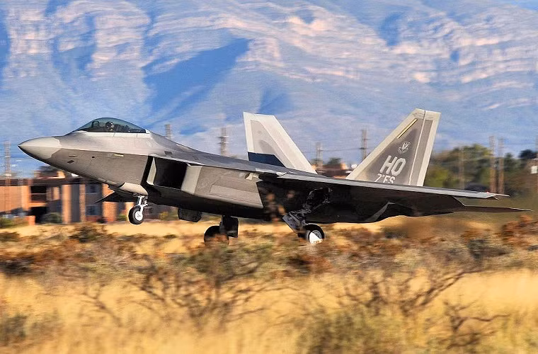 Một chiếc F-22 cất cánh từ căn cứ quân sự Holloman.