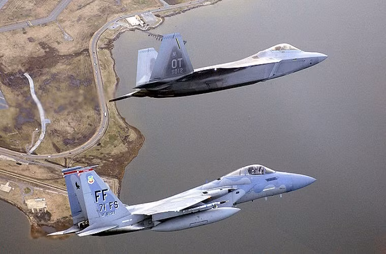 Một chiếc F-22 bay cùng một chiếc F-15 đều thuộc“1 Fighter Wing” trong một buổi trình diễn trên không.