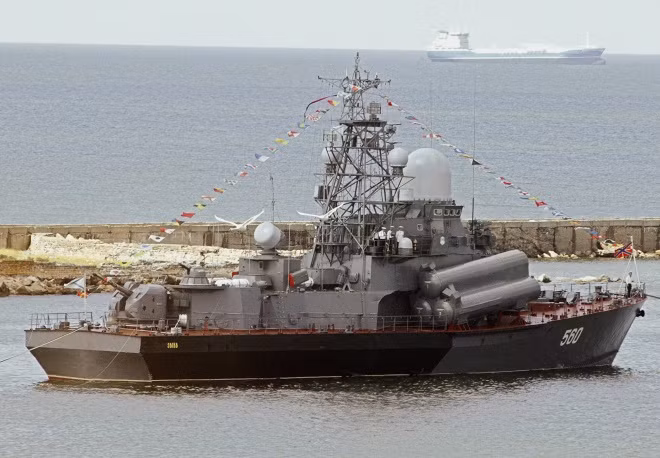 Còn đây là một trong bốn tàu tên lửa tấn công nhanh Project 1234 Nanuchka thuộc tiểu đoàn 106. Loại tàu chiến này trang bị tên lửa diệt hạm P-120 Malakhit cùng tổ hợp phòng không Osa.