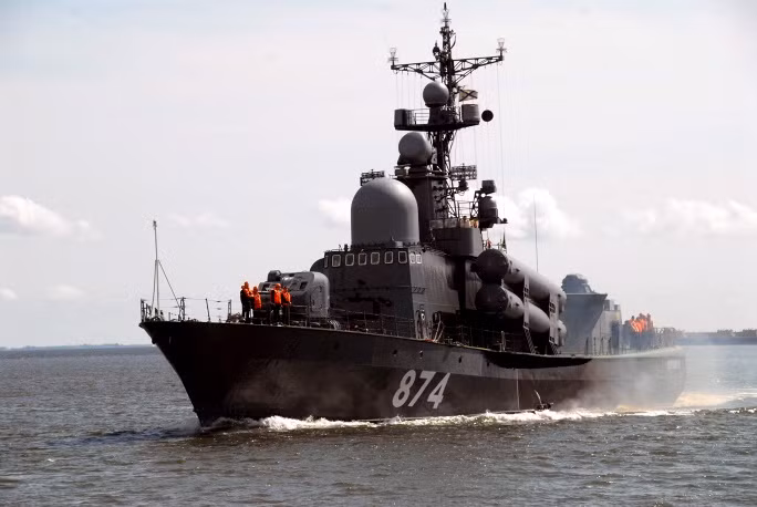 Không to lớn bằng các tàu khu trục hay hộ vệ, nhưng đội tàu tên lửa nhỏ của Hạm đội Baltic cũng luôn khiến cho Hải quân NATO phải dè chừng. Trong ảnh là một trong 7 tàu tên lửa Project 12411M của Hạm đội Baltic, trang bị 4 tên lửa diệt hạm siêu âm P-270 Moskit.